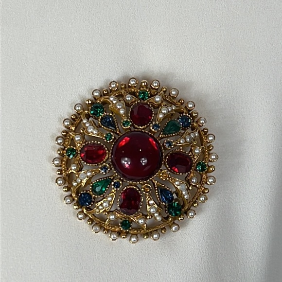 Capri Signed Round Vintage Glass Cabochon Crystals Pearl Gold Tone Metal Brooch - Picture 7 of 15